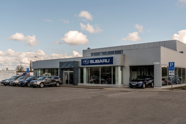 „Subaru“ atstovai Klaipėdoje veiklos dešimtmetį pasitinka naujame salone